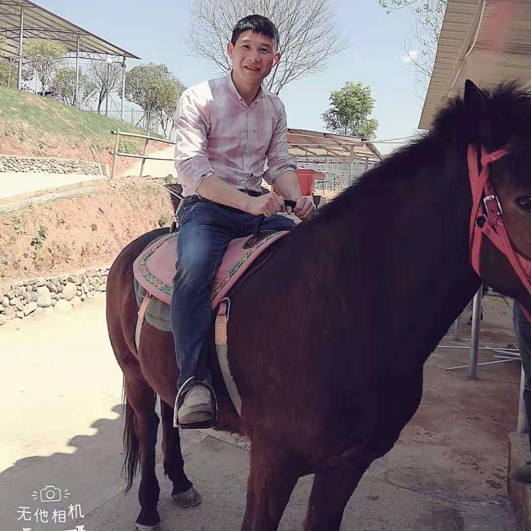 跳跃拿花卷的照片