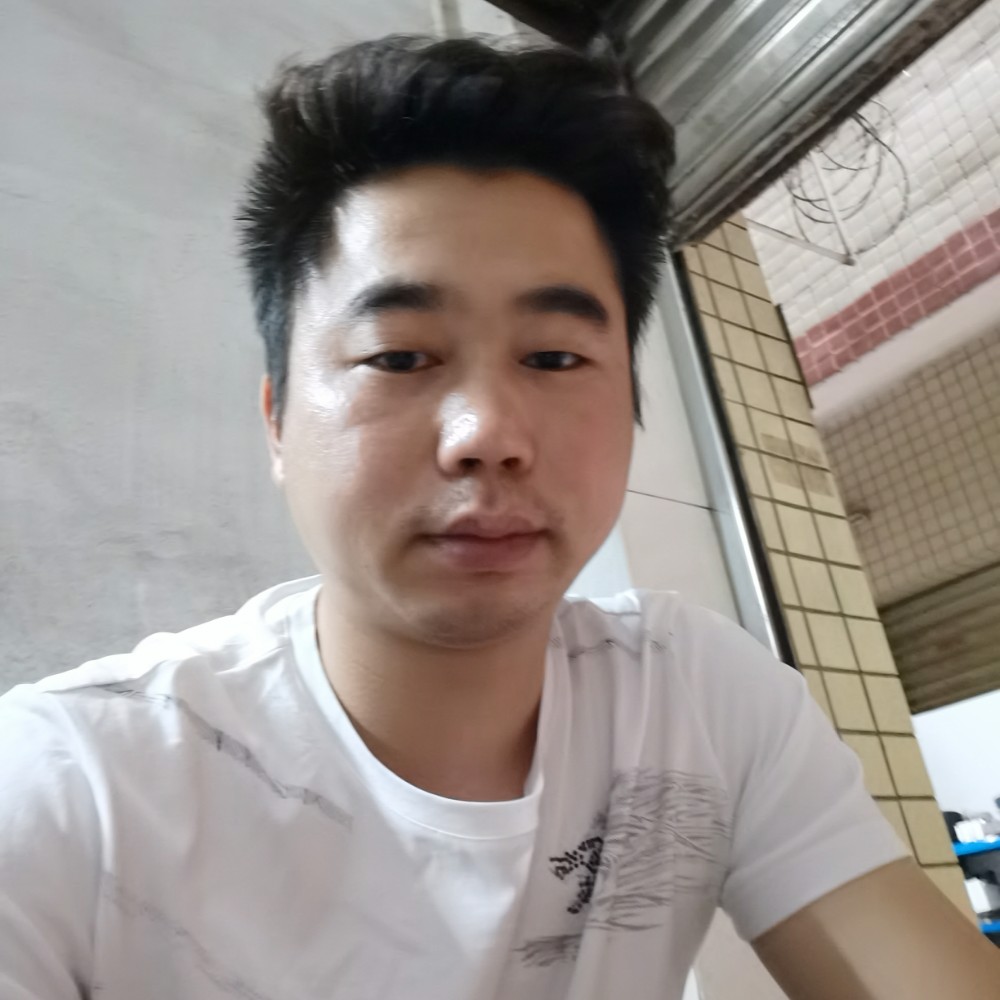 典雅闻墨镜的照片