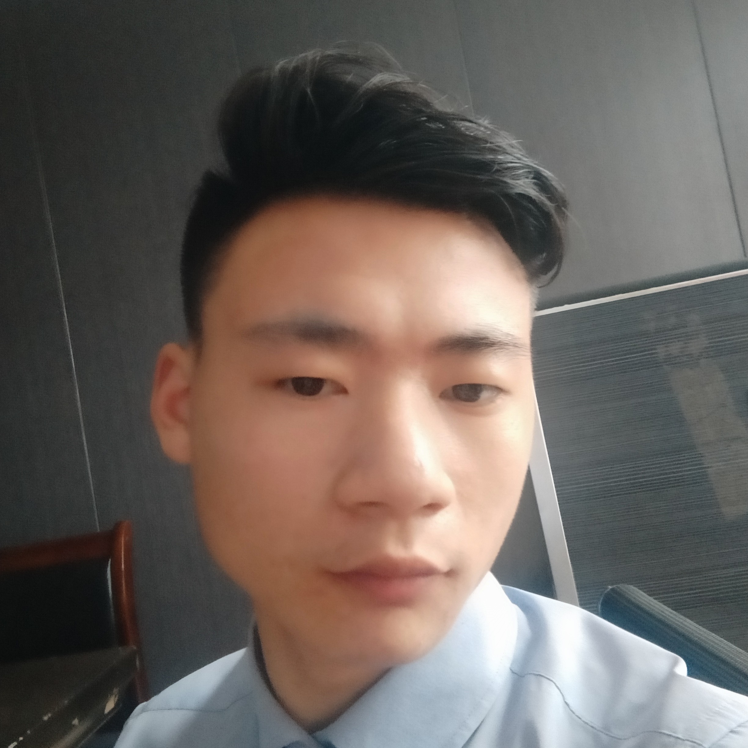 忧郁拿钥匙的照片