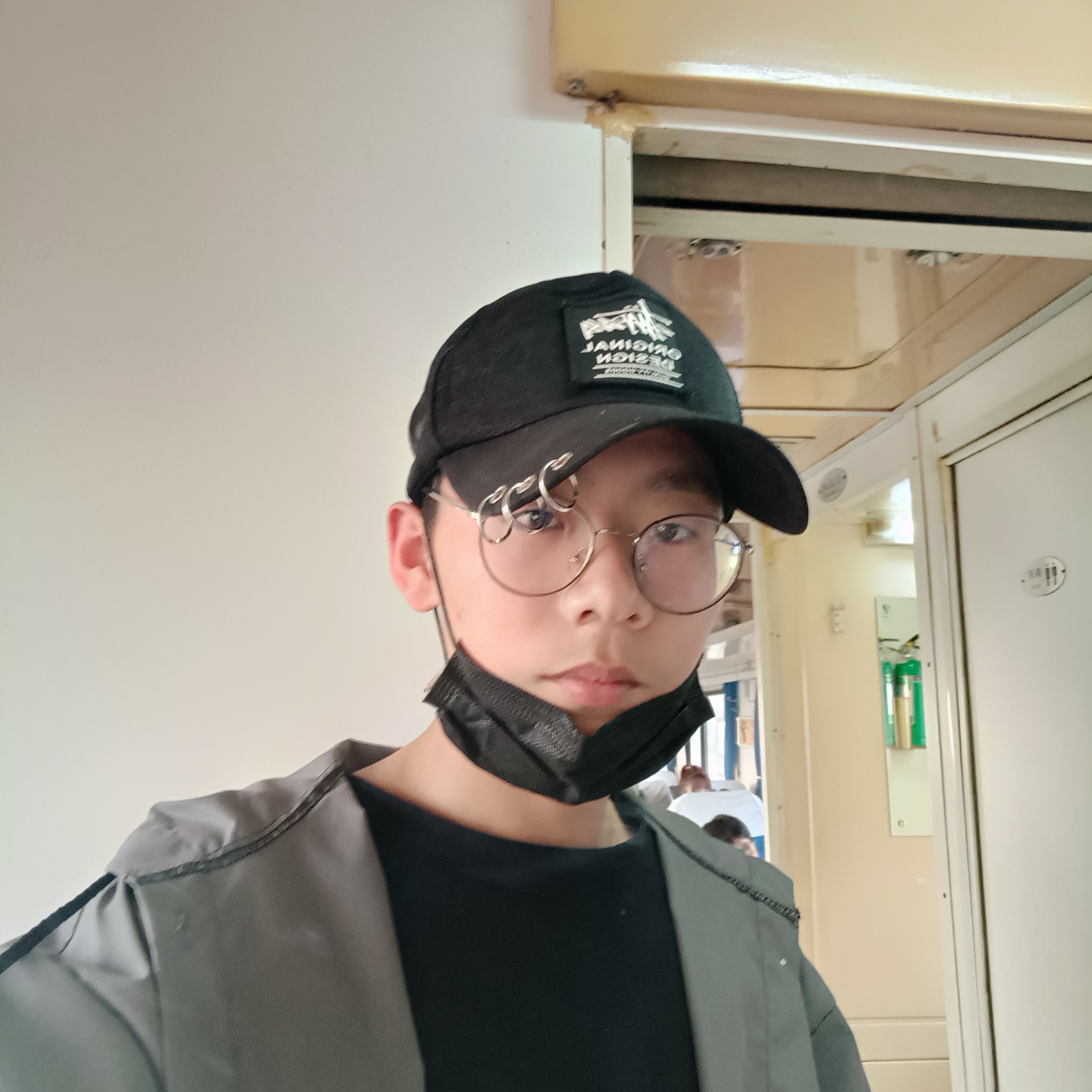 长颈鹿深拥孤單的照片