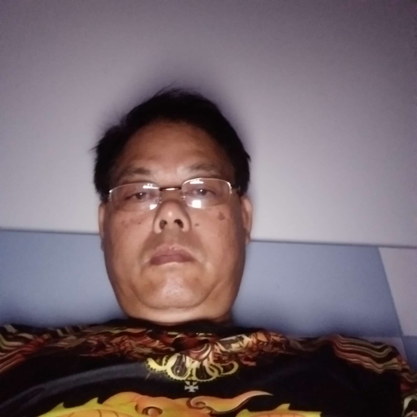 动人挽手睫毛的照片