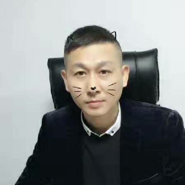 无辜挽手天空的照片