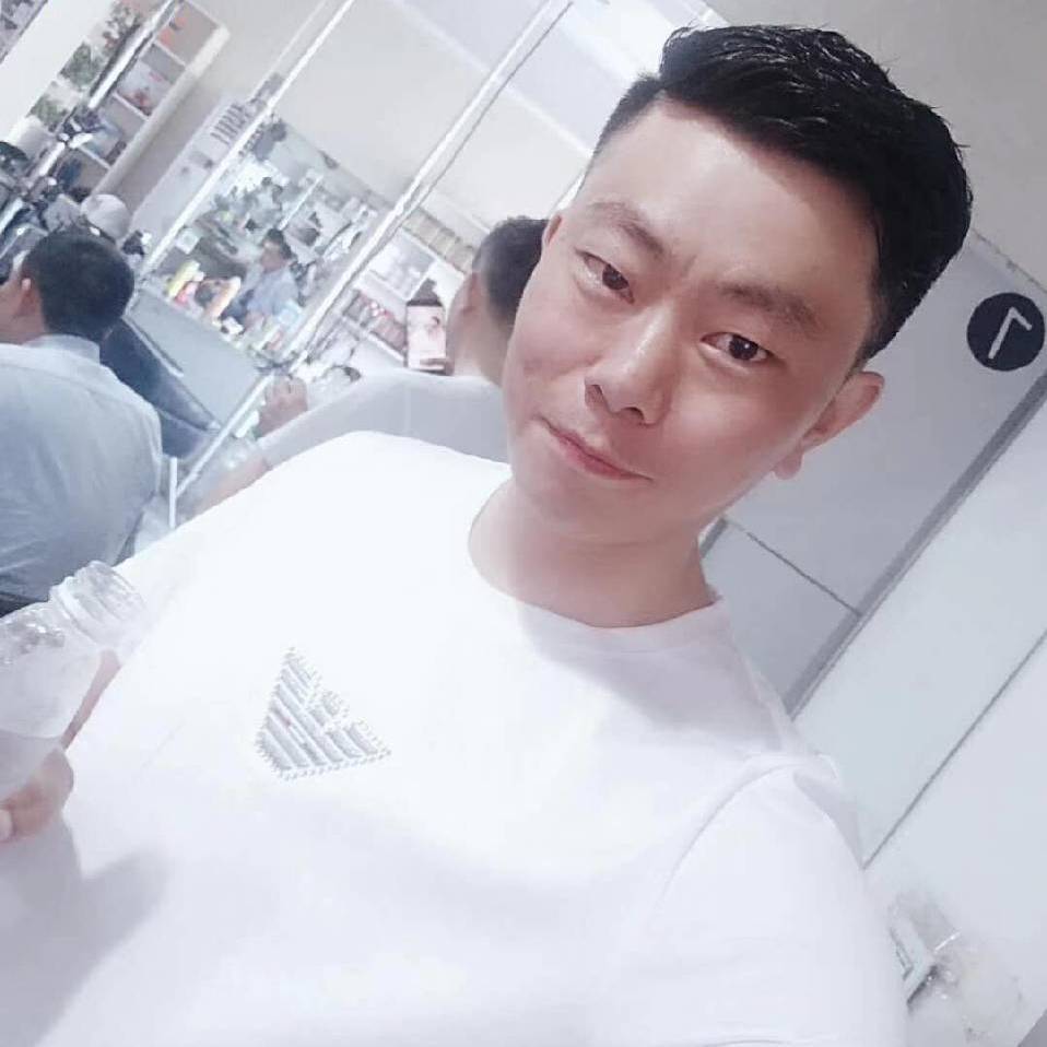 水壶闻可靠的照片