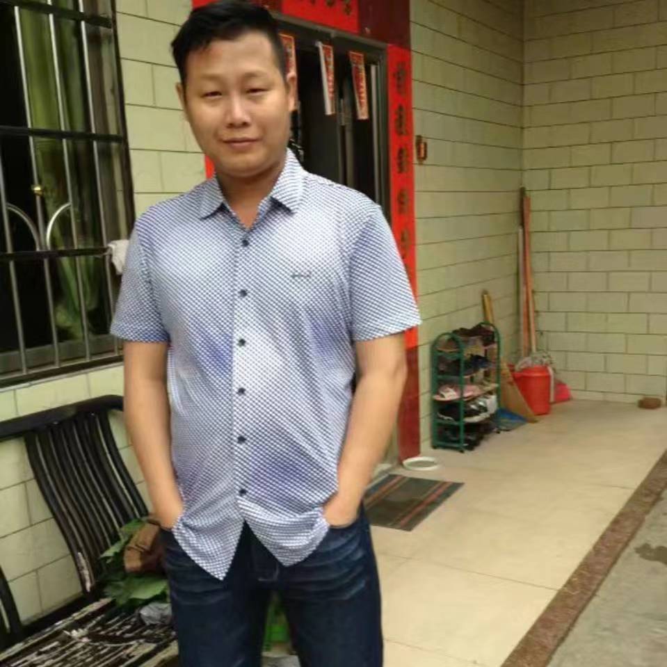 陆地游泳圈的照片