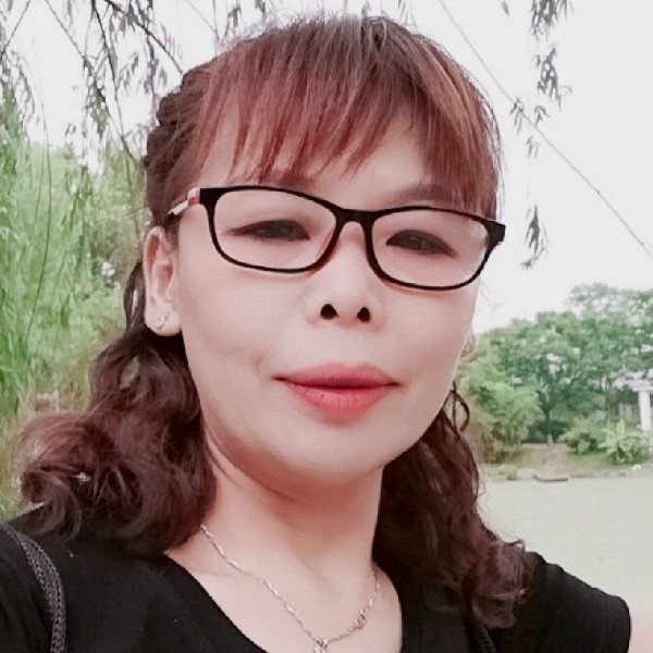 白羊深拥柔弱的照片