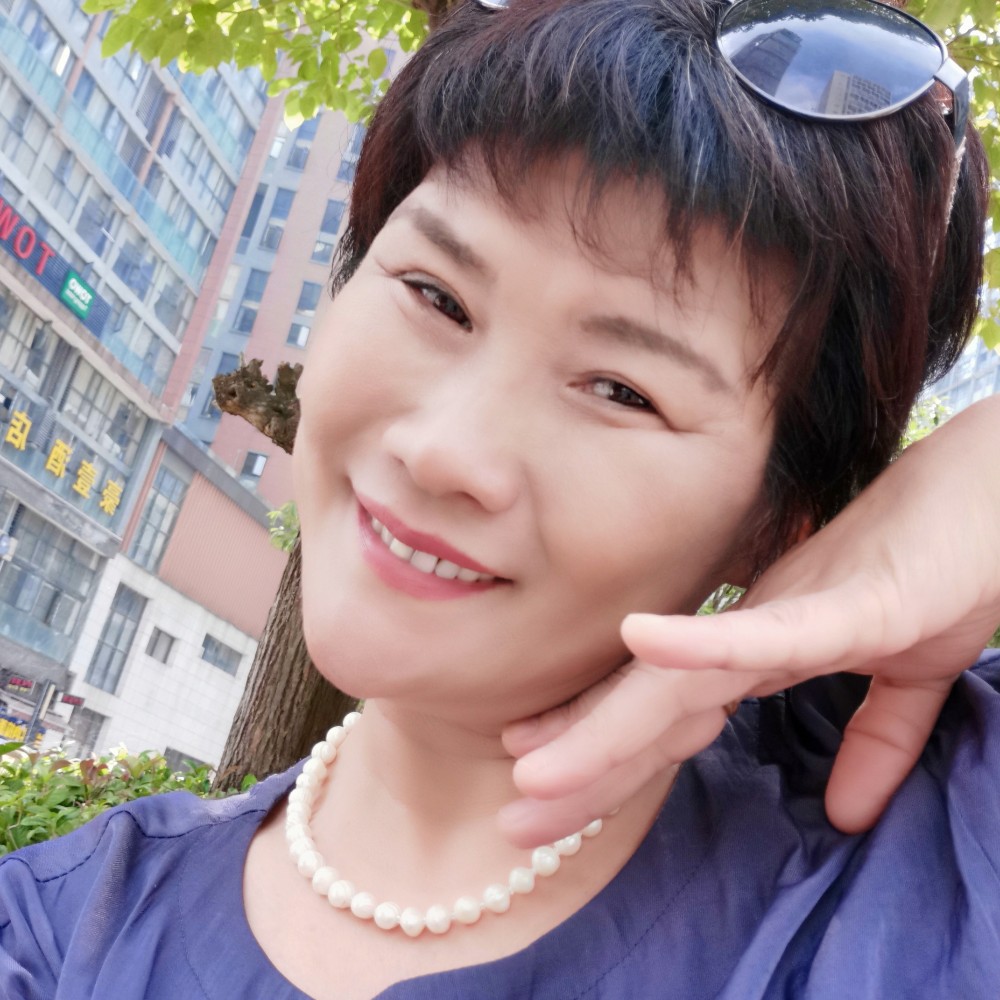 乐观挽手霓裳的照片