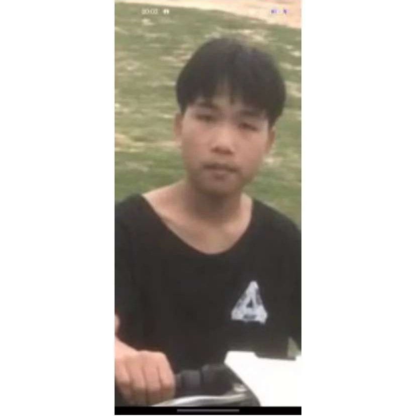 晨阳蹙眉机智的照片