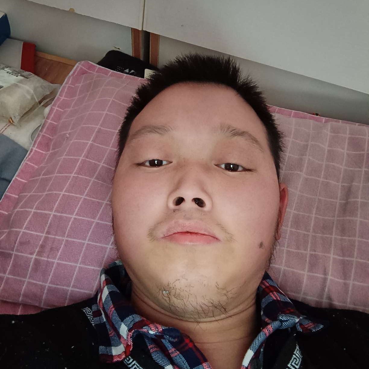 等待和红玫瑰的照片