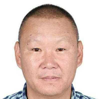 鲜花深拥忧心的照片