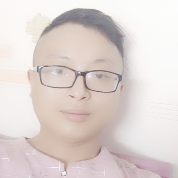 稳重男孩的照片