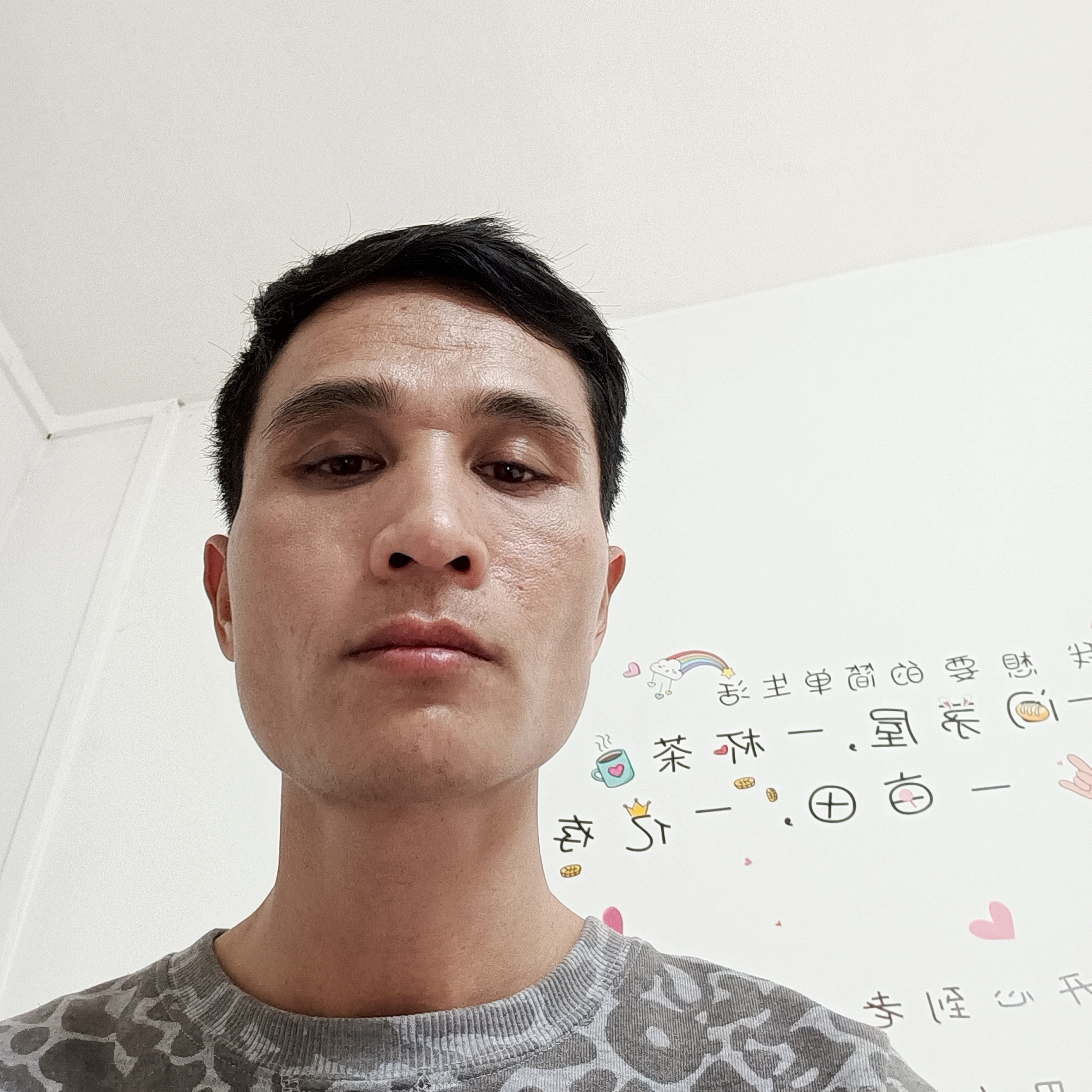 俊秀倾心钢笔的照片