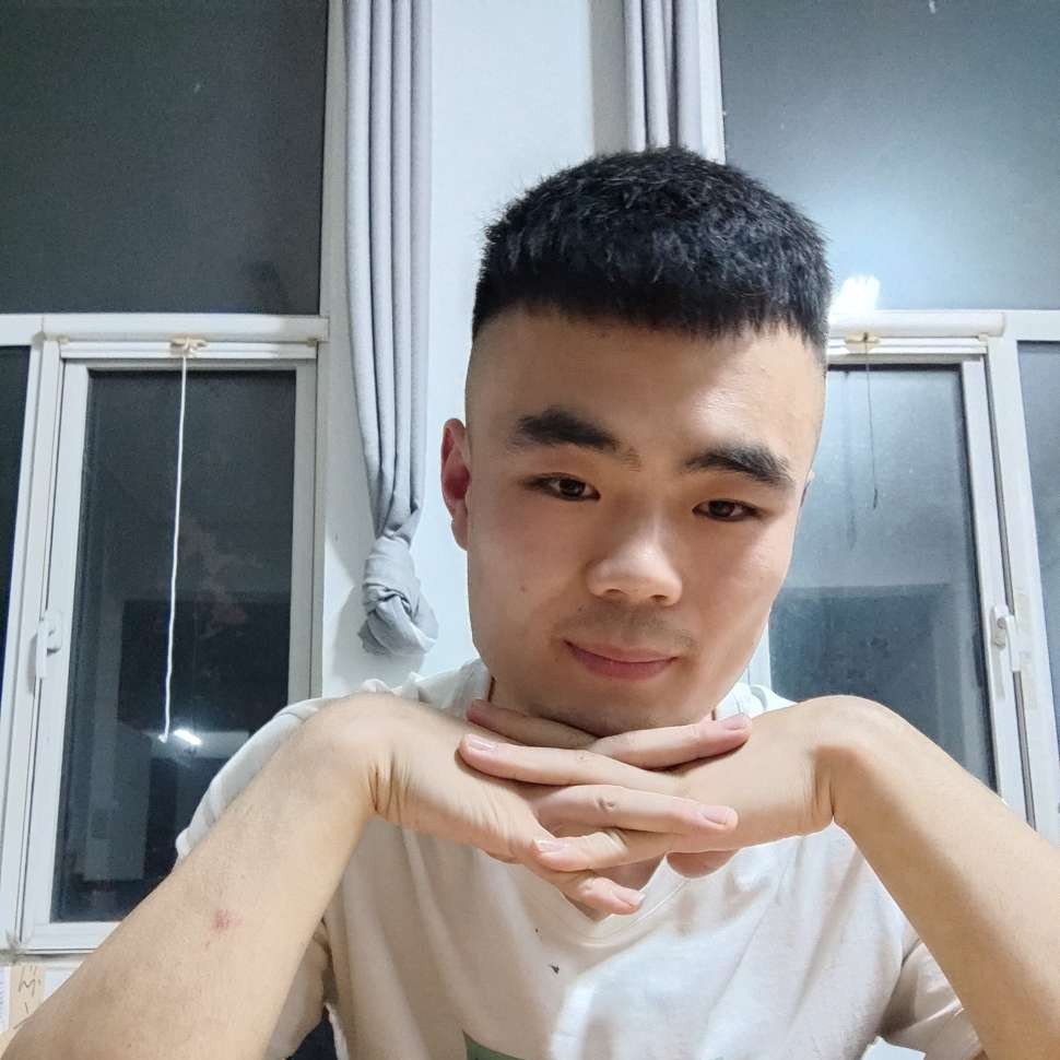 小溪里的泥鳅的照片