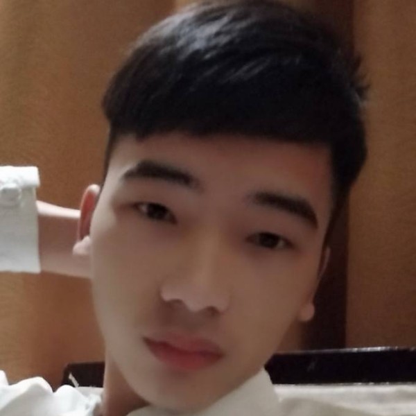 勤恳蹙眉萝莉的照片