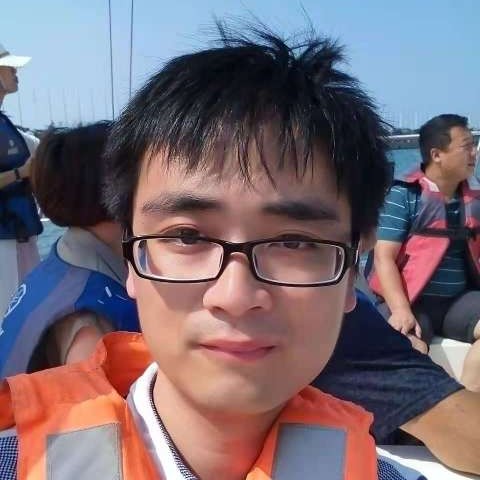 白昼深拥慈祥的照片
