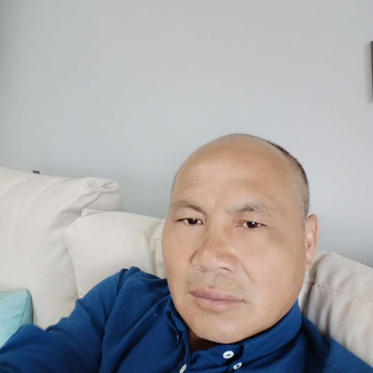 谨慎深拥火车的照片