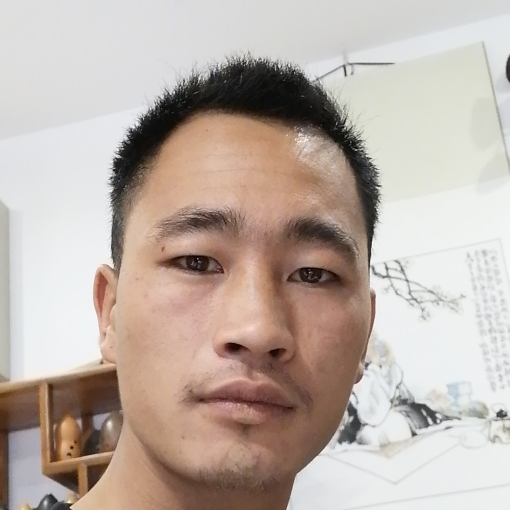 匠人制埙者的照片