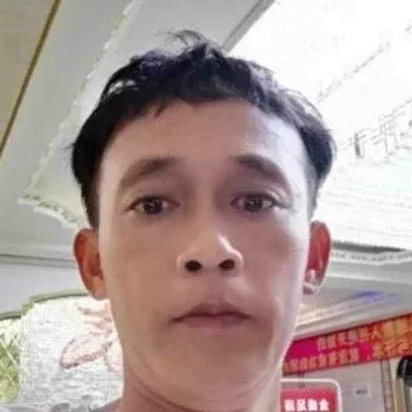 微笑邂逅小猫咪的照片