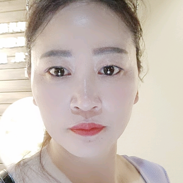 无语深拥含羞草的照片