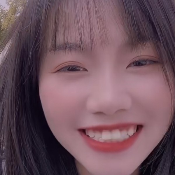 真诚的女孩的照片