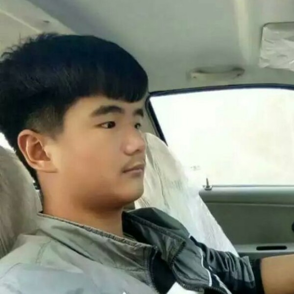 巨人倾心幸福的照片