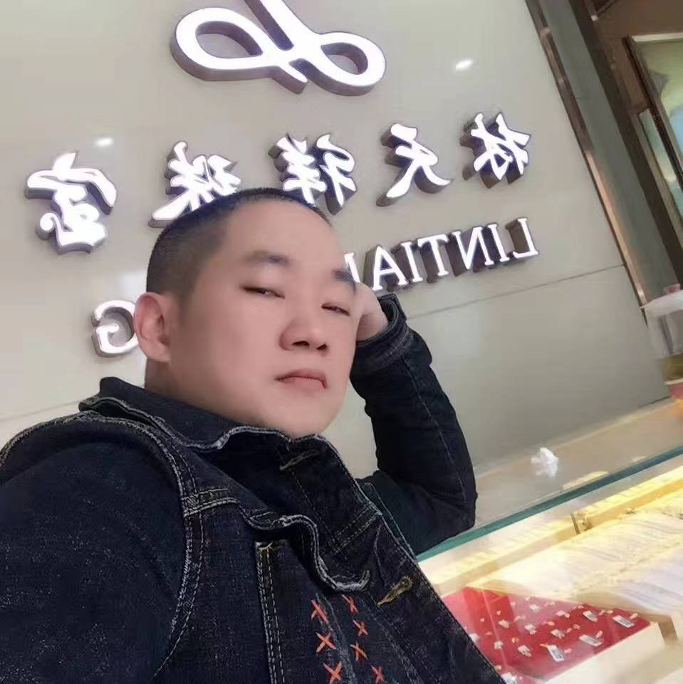 着急闻月饼的照片