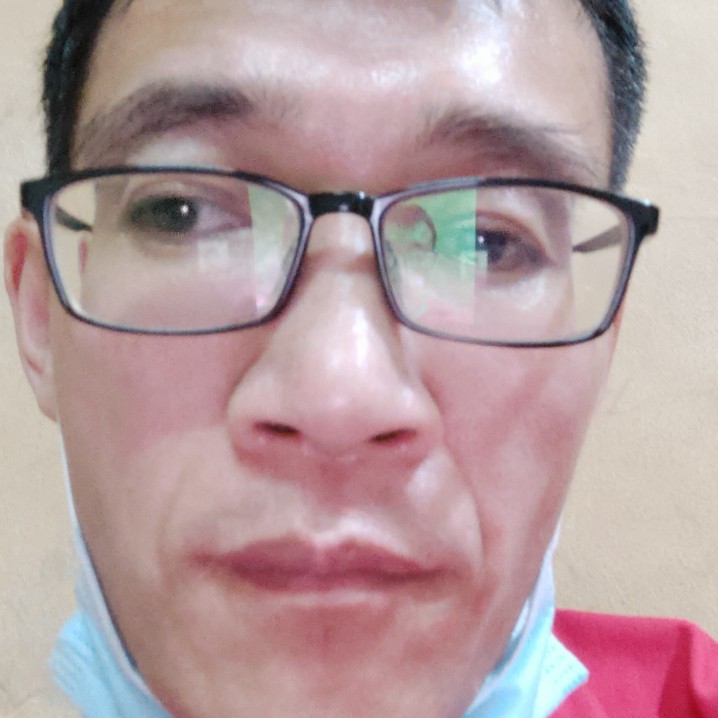 秀发挽手缠绵的照片