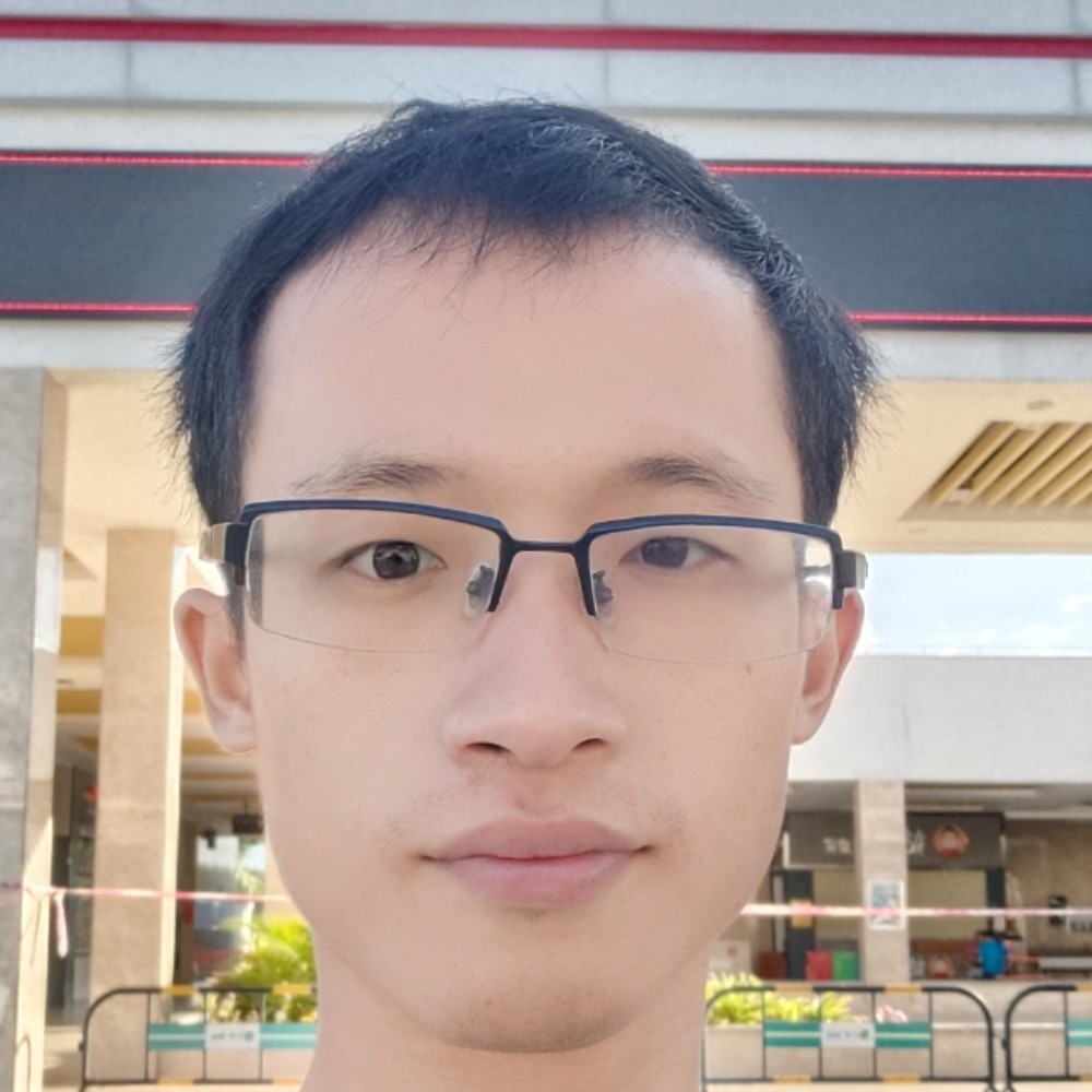 安静深拥鲜花的照片