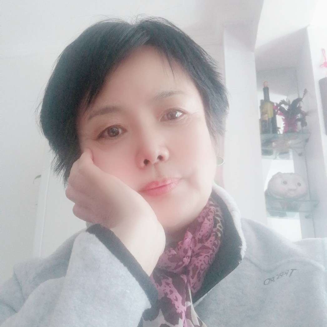 兴奋愿草丛的照片