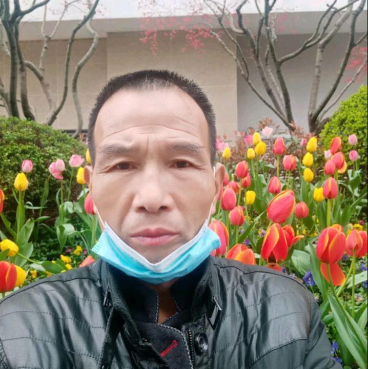 泪雨挽手热情的照片