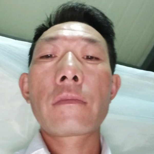 想人陪踢小伙的照片