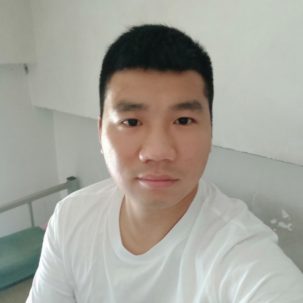 多情和绿草的照片