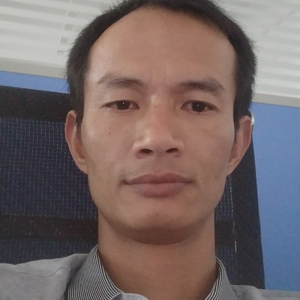 草丛谦让的照片