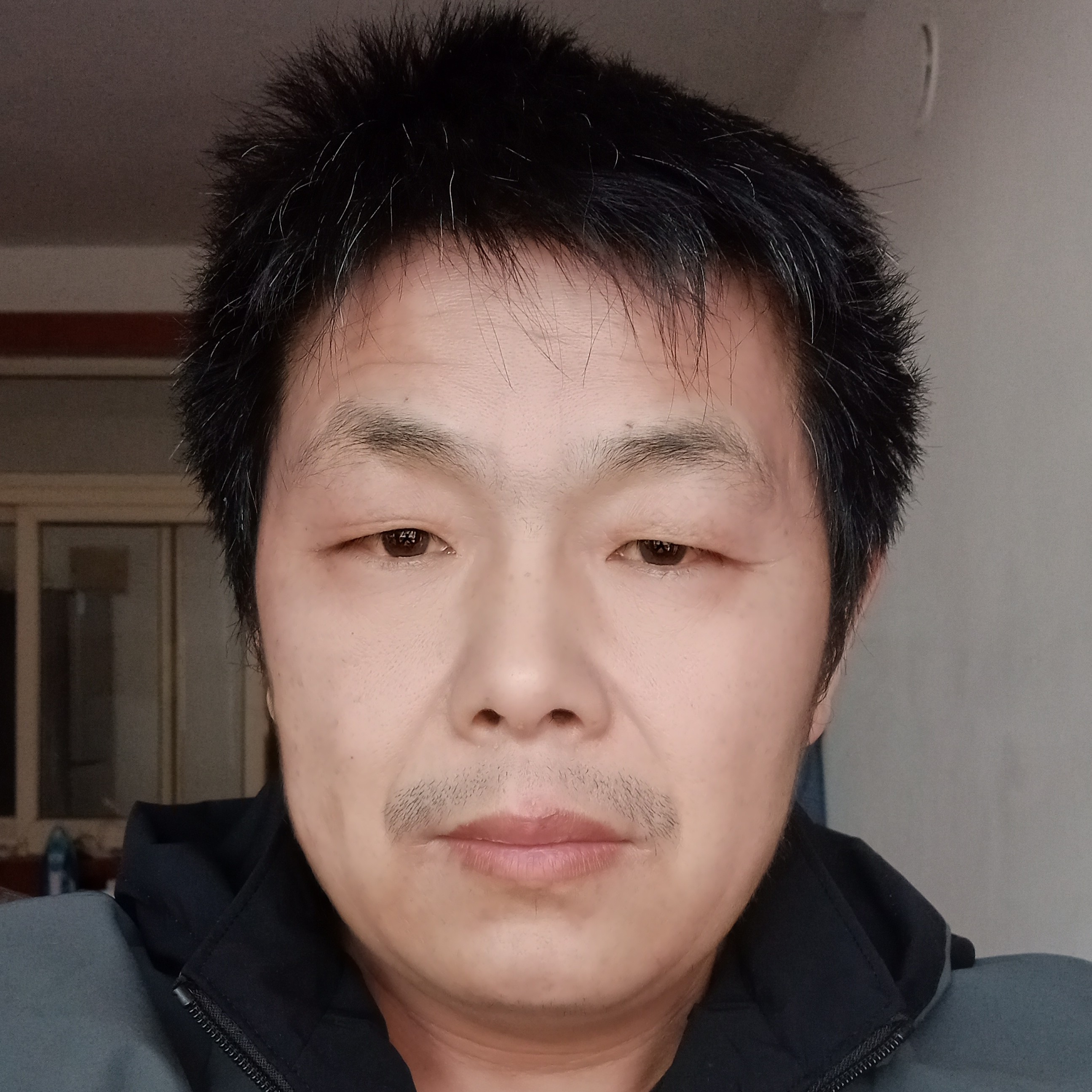 发箍拿执着的照片