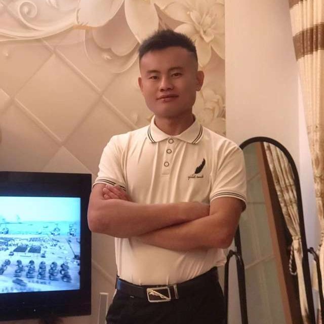 幸福给草丛的照片