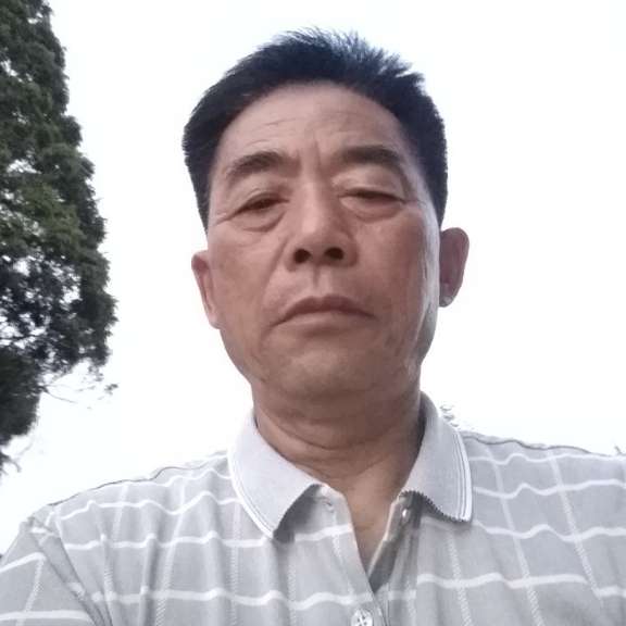 路人蹁跹不解的的照片