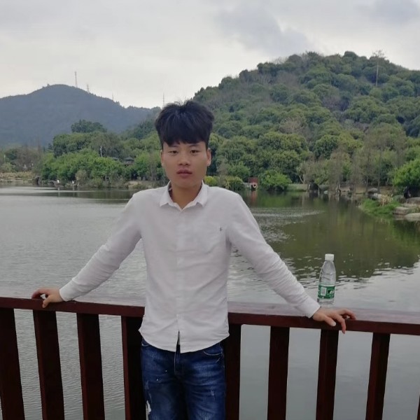 黑夜挽手动人的照片
