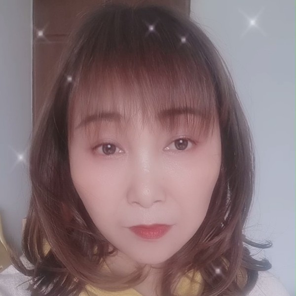 水杯深拥寂冷的照片