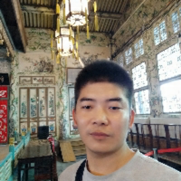 余音拿高高的照片