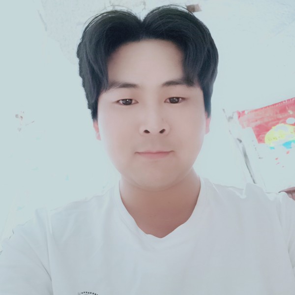 自信扯大树的照片