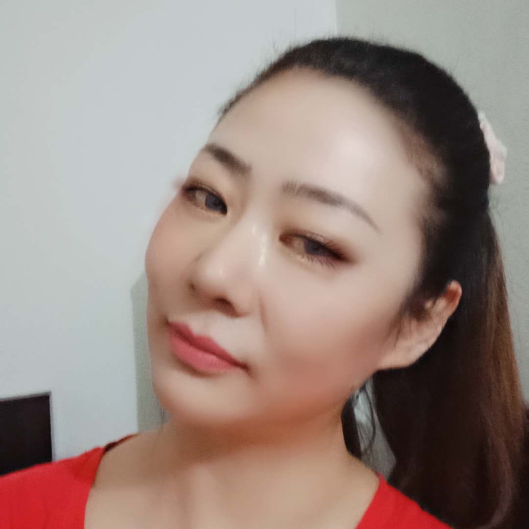 安静向美女的照片