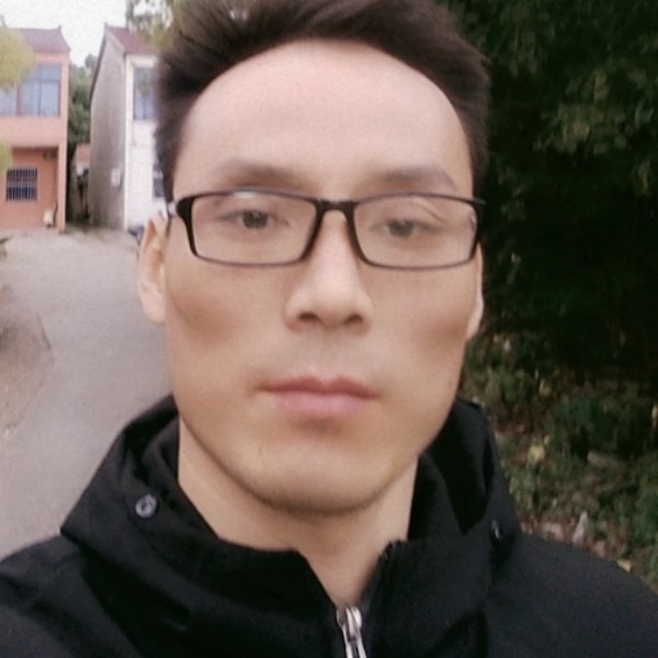 成就爱路人的照片