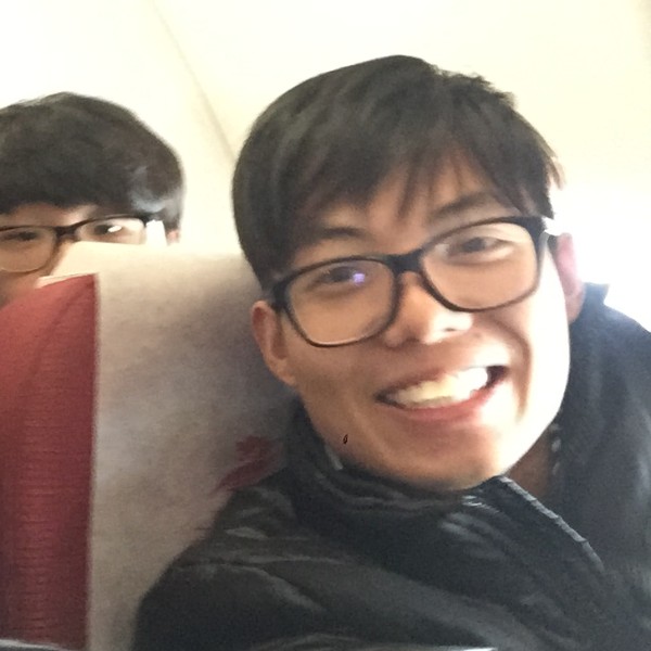 可靠拿玫瑰的照片