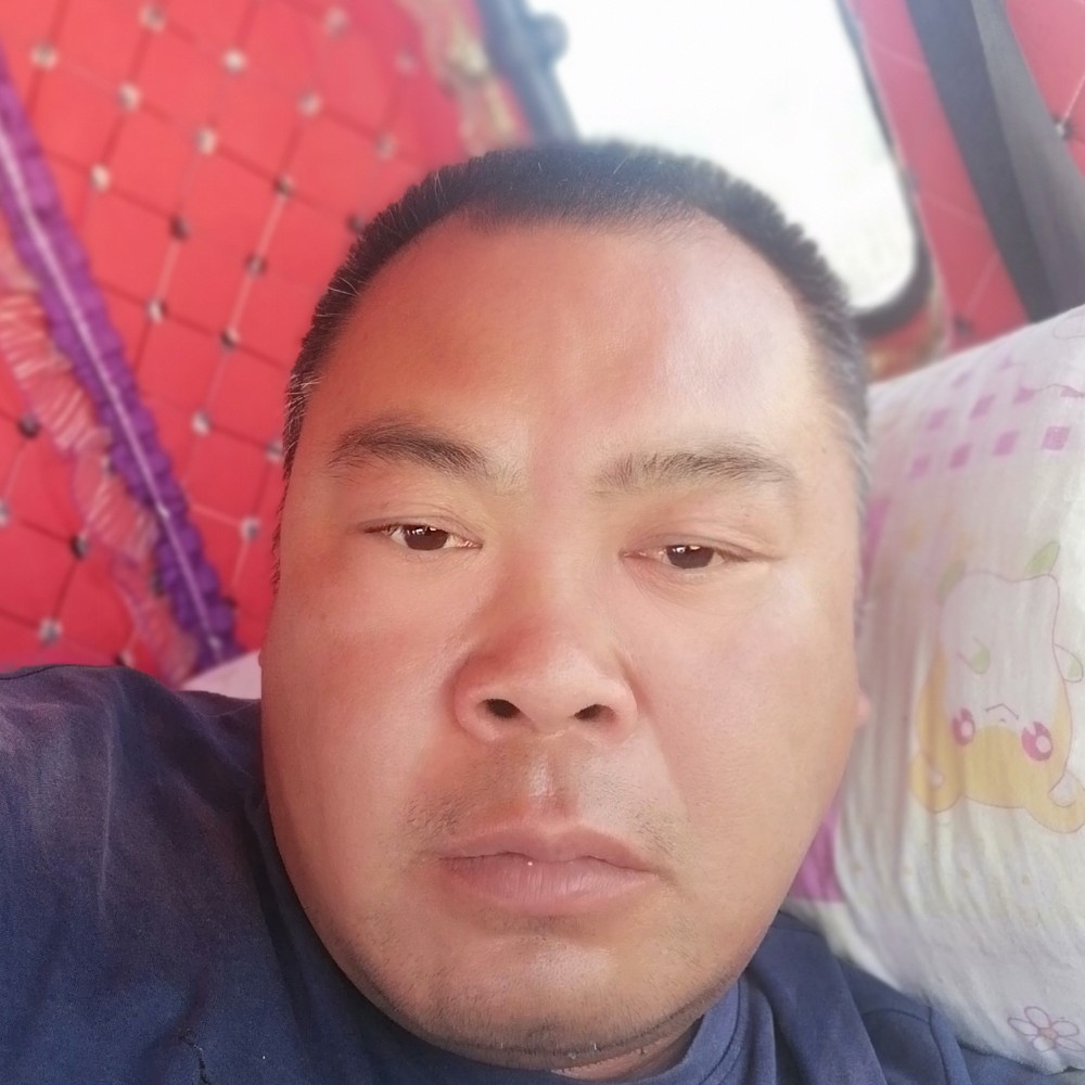 晨阳高大的照片