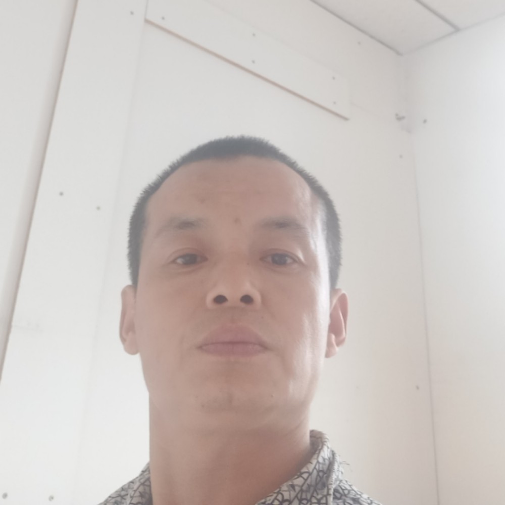 精明深拥河马的照片