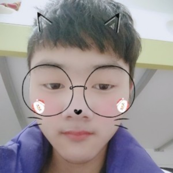 爱哭的小男孩的照片