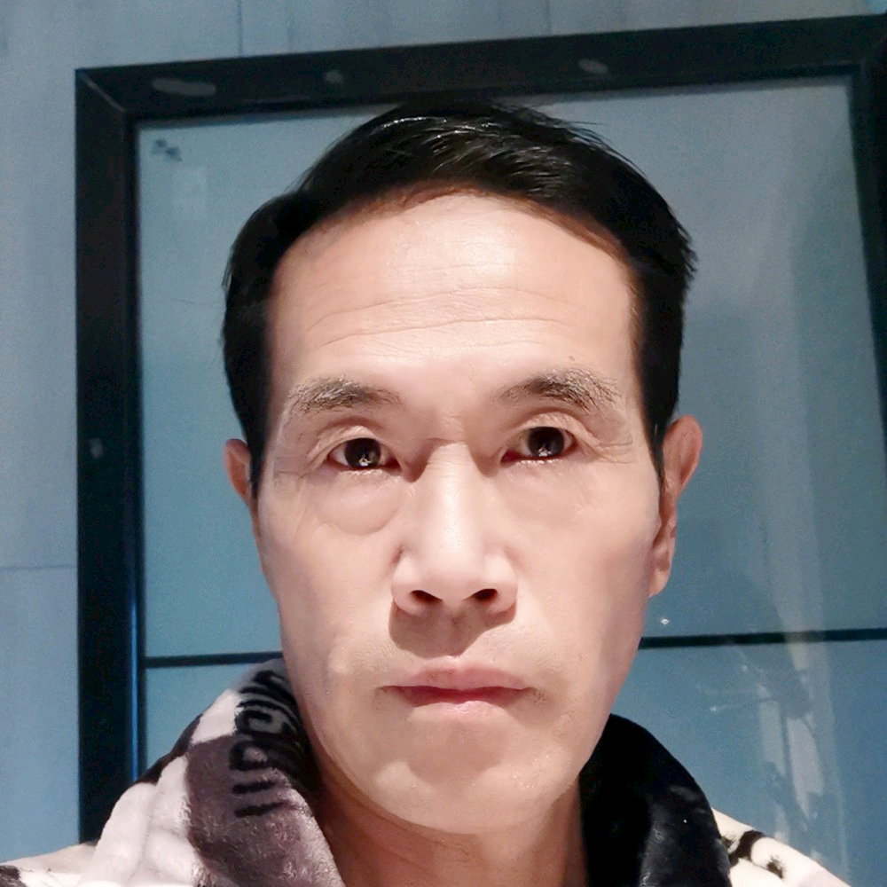 地上鞋一双的照片
