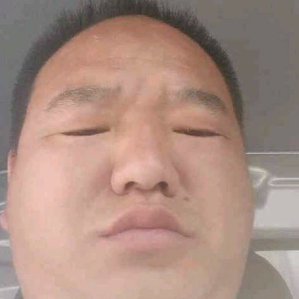 灯泡吃醋细心的照片