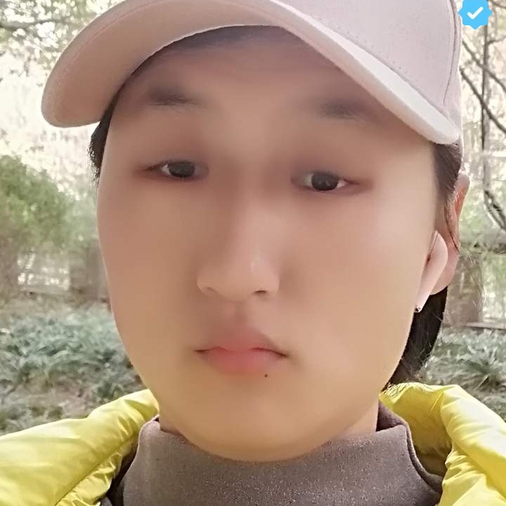 小松鼠那无私的照片