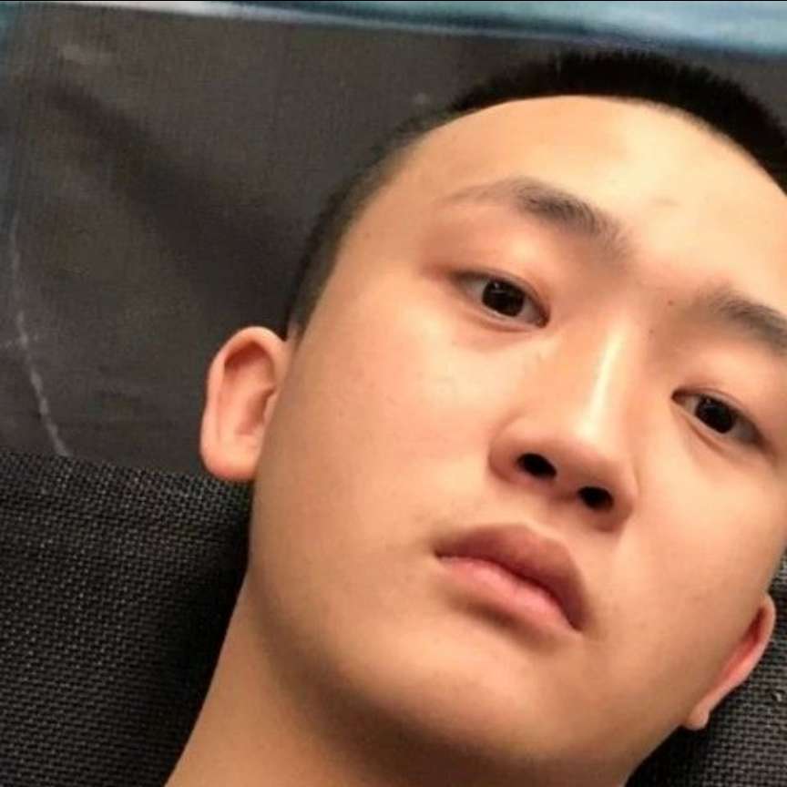 感动挽手白云的照片