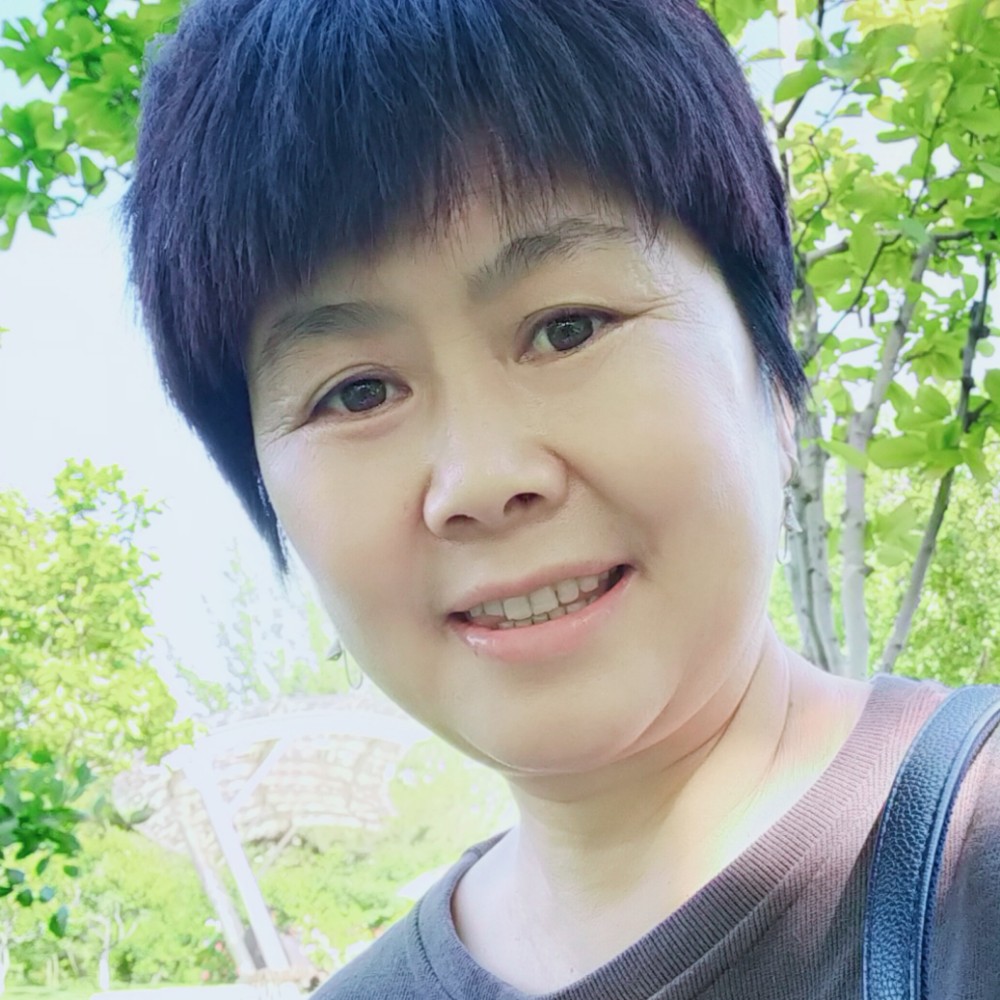 高兴笑草莓的照片